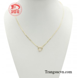 Dây chuyền trái tim thời thượng tôn vinh bầu trời tuyệt đẹp với mặt trái tim lấp lánh cùng những vì sao được chế tác tỉ mỉ tinh xảo. 