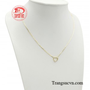 Thì chiếc dây chuyền còn thể hiện gu thẩm mỹ rất riêng, một người với trái tim tràn ngập yêu thương. 