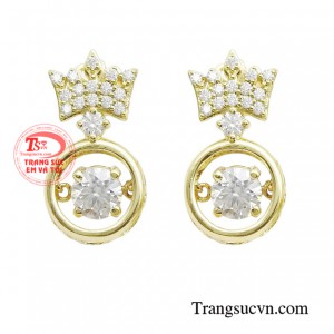 Hoa tai vương miện kiêu sa là biểu tượng cho vẻ đẹp quý phái và tinh tế được mài giác tròn trên chất liệu đá Moisanite.