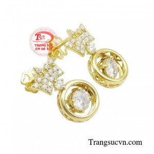 Với màu sắc đặc trưng đá Moisanite dán tròn giúp tăng thêm vẻ đẹp đẳng cấp cho người đeo.