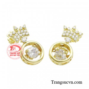 Sản phẩm được sử dụng với chất liệu vàng 18k giúp tăng thêm vẻ đẹp sang trọng của sản phẩm. 