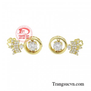 Sự kết hợp hài hòa giữa chất liệu vàng, màu sắc và ý nghĩa của viên đá làm tăng thêm vẻ đẹp của hoa tai.