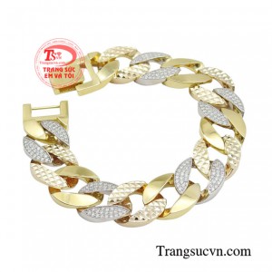 Sản phẩm được chế tác từ vàng 18k kết hợp với các đường nét mắt xích trên sản phẩm góp phần khẳng định vị thế đẳng cấp của đàn ông.