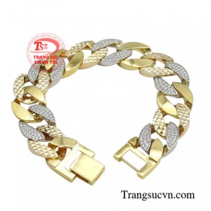Chiếc lắc tay khỏe khoắn giúp cho đấng  mày râu tự tin chinh phục mọi ánh nhìn từ những người xung quanh.