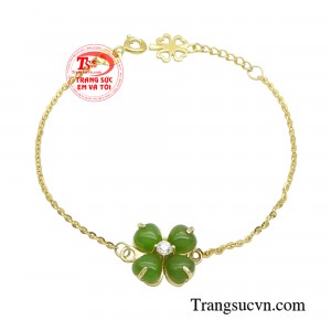 Lắc tay ngọc cẩm thạch may mắn mang trong mình ý nghĩa tốt lành và tạo nên vẻ đẹp và giá trị cho người sử dụng.