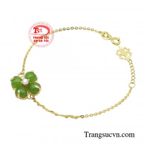 Chiếc lắc tay sử dụng chất liệu vàng 10k kết hợp ngọc cẩm thạch với sắc xanh mướt mắt, chất đá bóng mượt mang lại cảm giác xoa dịu.