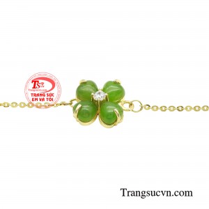 Thiết kế đơn giản mà sang trọng, đễ dàng phối với nhiều kiểu trang phục để tạo nên điểm nhấn độc đáo.