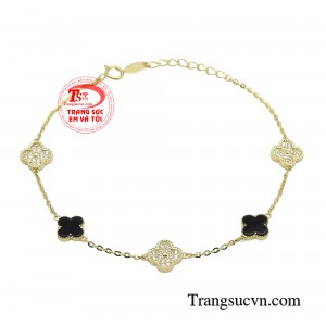 Lắc tay nữ vàng thu hút không đơn thuần chỉ là một món đồ trang sức, mà còn là biểu tượng thể hiện sự sang trọng, đẳng cấp và thịnh vượng. 