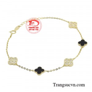 Với sự kết hợp tinh tế giữa vẻ đẹp và giá trị, lắc tay vàng đã luôn thu hút sự chú ý và tôn vinh vẻ đẹp của người đeo. 