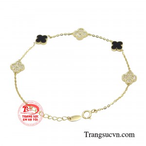 Một chiếc lắc tay tinh tế có thể tạo ra cảm giác tự tin và may mắn, giúp bạn đối diện với mọi thách thức.