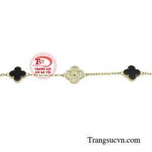 Lắc tay nữ vàng thu hút là một phụ kiện mang vẻ đẹp làm nổi bật nét dịu dàng, duyên dáng và thanh lịch, thể hiện cái tôi và tâm hồn của mỗi người.