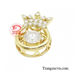 Màu trắng lung linh của đá Moisanite càng làm cho người nhìn càng ngắm càng mê trước vẻ đep độc đáo này.