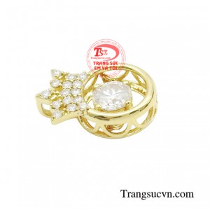 Do đặc tính nổi bật của đá trong bóng tối cũng như ngoài ánh sáng của chiếc mặt dây nhằm tôn lên vẻ đẹp của người phụ nữ.