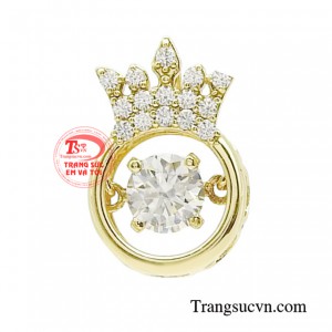 Mặt dây vương miện kiêu sa sử dụng chất liệu vàng 18k lấp lánh đã thu hút mọi ánh nhìn.