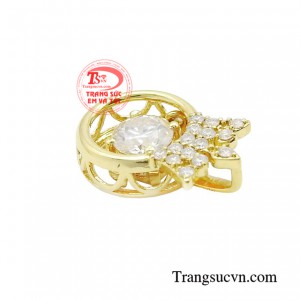 Vậy nên mặt dây Moisanite đang được chị em săn lùng trong các dịp lễ đặc biệt.