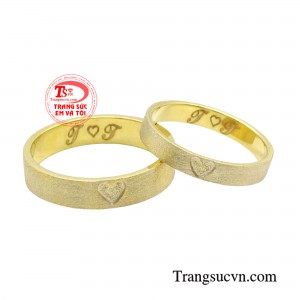 Nhẫn cưới trái tim đong đầy thiết kế thanh lịch, không cầu kỳ, đề cao phong cách tối giản là mẫu nhẫn cưới vàng trơn dẫn đầu mọi xu hướng trang sức cưới được yêu thích.