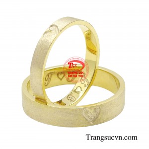 Ưu điểm của cặp nhẫn này là dễ dàng kết hợp với nhiều kiểu trang phục khác nhau mà không sợ rườm rà, phô trương.