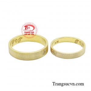 Sắc vàng lấp lánh của nhẫn cưới tượng trưng cho sự thịnh vượng, may mắn của chủ nhân.