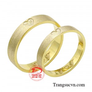 Đồng thời, nhẫn cưới vàng được chạm khắc hoạ tiết trái tim cũng là đại diện hoàn hảo cho tình yêu chân thành, sắc son, không điều gì có thể chia rẽ được.