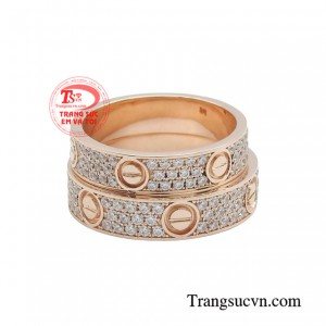 Nếu bạn đang muốn tìm cặp nhẫn vừa nhẹ nhàng mà vẫn tinh tế thì cặp nhẫn này sẽ là lựa chọn cho bạn.