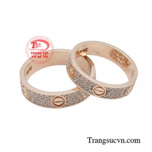Nhẫn cưới vàng hồng son sắc được làm từ chất liệu vàng 14k có vẻ ngoài đơn giản mà thanh lịch.