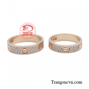 Bên cạnh ý nghĩa về lời thề hẹn ước trọn đời, cặp nhẫn cưới vàng hồng đang là sự lựa chọn cho những cặp đôi yêu thích sự nhẹ nhàng.