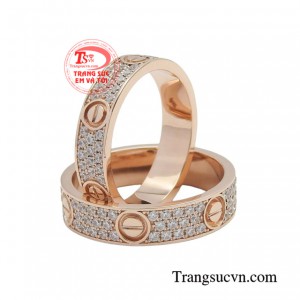 Cặp nhẫn cưới vàng hồng đã trở thành một tín vật khôn thể thiếu trong tình yêu.
