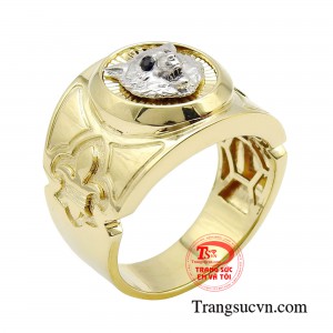 Nhẫn đầu sói bản lĩnh được chạm khắc tinh xảo đến từng chi tiết.