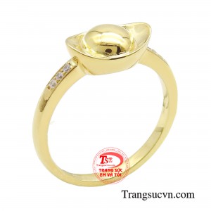 Nhẫn đĩnh vàng tài lộc là biểu tượng của tiền tài, cát khí, giúp người đeo gia tăng tài lộc, đem lại nhiều may mắn về công danh, sự nghiệp và giải trừ tai họa, tiểu nhân.
