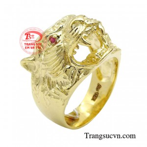 Nhẫn nam mặt hổ dũng mãnh được chạm khắc với những đường nét sắc xảo kết hợp với vàng 10k chất lượng cao.