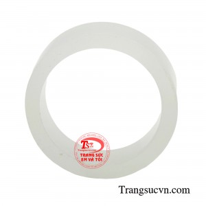 Nhẫn ngọc được thiết kế dạng bản nhỏ vô cùng tinh tế, được làm hoàn toàn từ đá cẩm thạch tự nhiên.