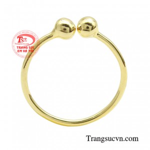 Nhẫn nữ cá tính thời thượng được làm từ chất liệu vàng 10k với vẻ đẹp đơn giản, thanh lịch.