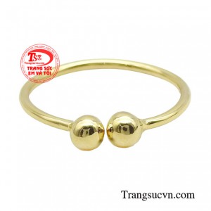 Với thiết kế kiểu nhẫn trơn đẹp mắt cùng với cách phối đồ tạo cho bạn một phong cách cá tính.