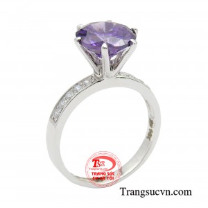 Nhẫn nữ thạch anh tím phú quý sở hữu vẻ đẹp lộng lẫy và kiêu sa thu hút người đối diện ngay từ cái nhìn đầu tiên.