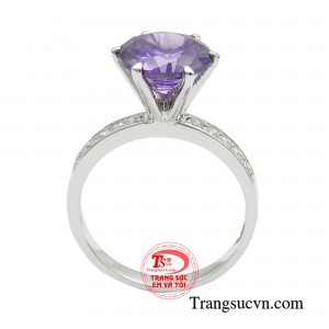 Thiết kế tinh tế, sắc sảo giúp tôn lên nét sang trọng và quý phái cho bạn gái.