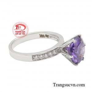 Màu sắc sáng bóng của chất liệu vàng sẽ làm nổi bật sắc tím của đá. Mang đến sự sang trọng và quý phái cho người dùng.