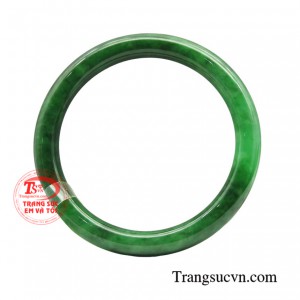  Với màu sắc bắt mắt khi kết hợp với trang phục  nó sẽ cầng toát lên vẻ đẹp dịu dàng ấy 