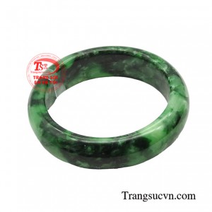 Vòng ngọc kiêu sa được thiết kế với màu xanh kết hợp với đường nét tinh xảo rất phù hợp với những người mệnh mộc, mệnh hỏa.