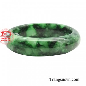 Khi đeo chiếc vòng lên tay nó còn toát lên vẻ đẹp kiêu sa rất phù hợp với phong thủy. 