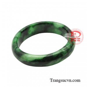 Vòng tay ngọc thời thượng với màu xanh kết hợp với những đường vân trên đá giúp mang lại vẻ đẹp cho người phụ nữ khi đeo