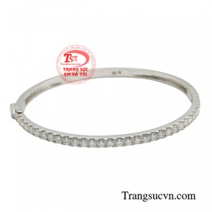 Vòng tay vàng trắng kiêu sa được chế tác từ vàng 10k kết hợp đường nét chế tác nhẹ nhàng thể hiện nét đẹp kiêu sa của người đeo. 