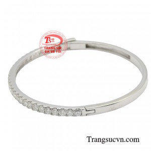 Hiện nay xu hướng thời trang làm đẹp dần được lên ngôi thì chiếc vòng vàng trắng đang rất được nhiều quan tâm nhất là giới trẻ.