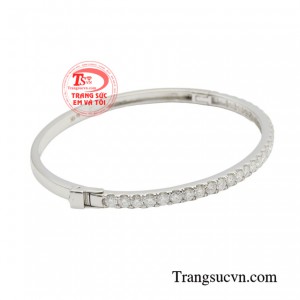 Với thiết kế màu sắc tinh khôi nhẹ nhàng giúp cho nàng càng trở nên duyên dáng hơn trong mọi ánh nhìn. 