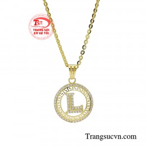 Khi đi cùng với chiếc áo phông tối giản thì bộ dây chuyền này trở thành tâm điểm của mọi ánh nhìn