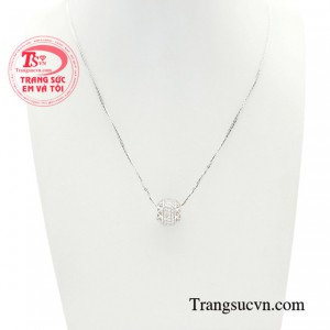 Bộ dây chuyền hạt charm quyến rũ là một trong những món trang sức được nhiều chị em yêu thích.