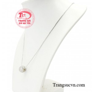 Bộ dây chuyền với thiết kế mới lạ, bắt mắt thổi hồn sáng tạo giữa nét cổ điển sang trọng và vẻ đẹp dịu dàng, hiện đại.