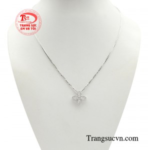 Bộ dây chuyền kim cương ấn tượng đơn giản nhưng vẫn âm thầm tô điểm vẻ đẹp nữ tính, nhẹ nhàng và tinh tế của nàng.