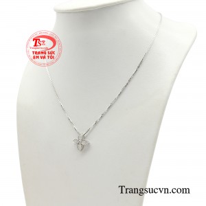 Sự hiện diện của mẫu dây chuyền ngự trên phần xương quai xanh của nàng dù là nhỏ xinh nhưng đủ tạo một điểm nhấn chói sáng và sâu sắc