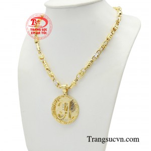 Nó cũng là phụ kiện thời trang theo xu hướng phá cách, năng động rất dễ phối với nhiều trang phục