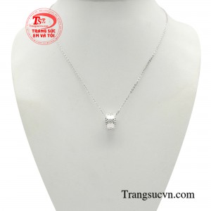 Bộ dây chuyền nữ kiêu hãnh được thiết kế vô cùng tinh tế dành cho bạn gái trẻ trung năng động.